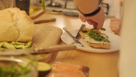 una pareja enamorada haciendo un sándwich en la cocina de la sala de estar