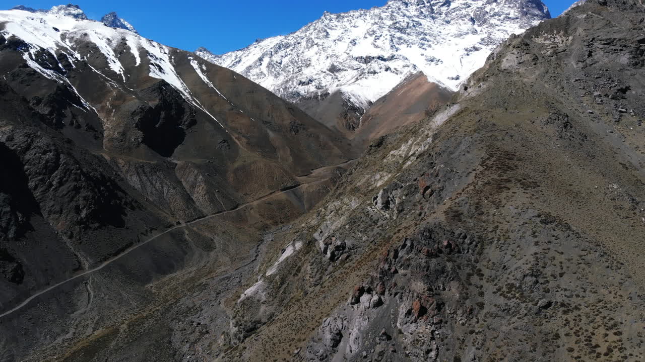 칠레 안데스 4k의 산봉우리 사이를 오름차순