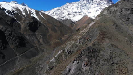 ascendiendo entre picos de montaña en los andes chilenos-4k