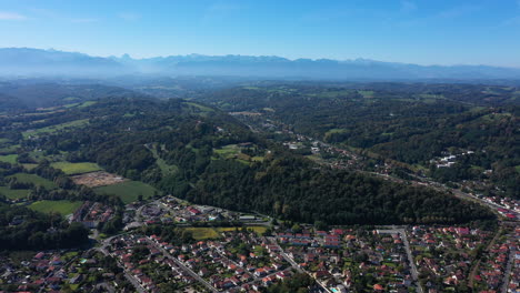 Vista-Aérea-De-Gelos-Pau-Francia-Pirineos-Montañas-En-El-Fondo-Bosque-De-Día-Soleado