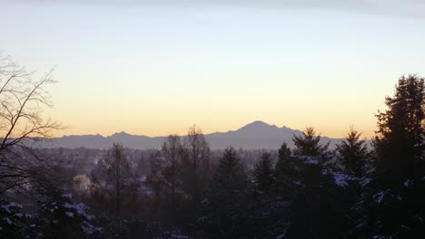 Impresionante-Paisaje-De-Puesta-De-Sol,-Mt-Baker-En-Segundo-Plano.-Estático