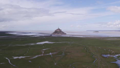 Marea-Baja-En-El-Mont-Saint-Michel,-Vista-Aérea