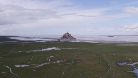 la marea baja en el mont saint michel, vista aérea