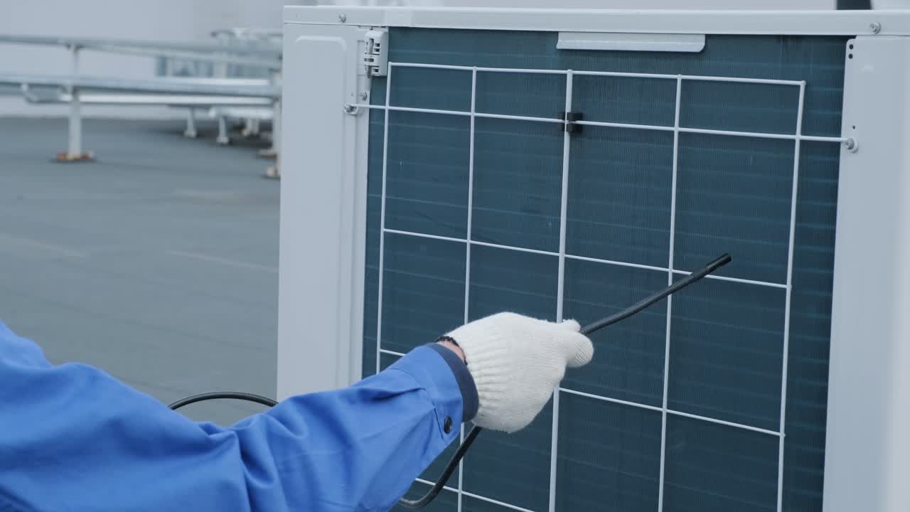 기술자는 디지털 카메라를 사용하여 열 교환기의 봉쇄를 확인합니다.