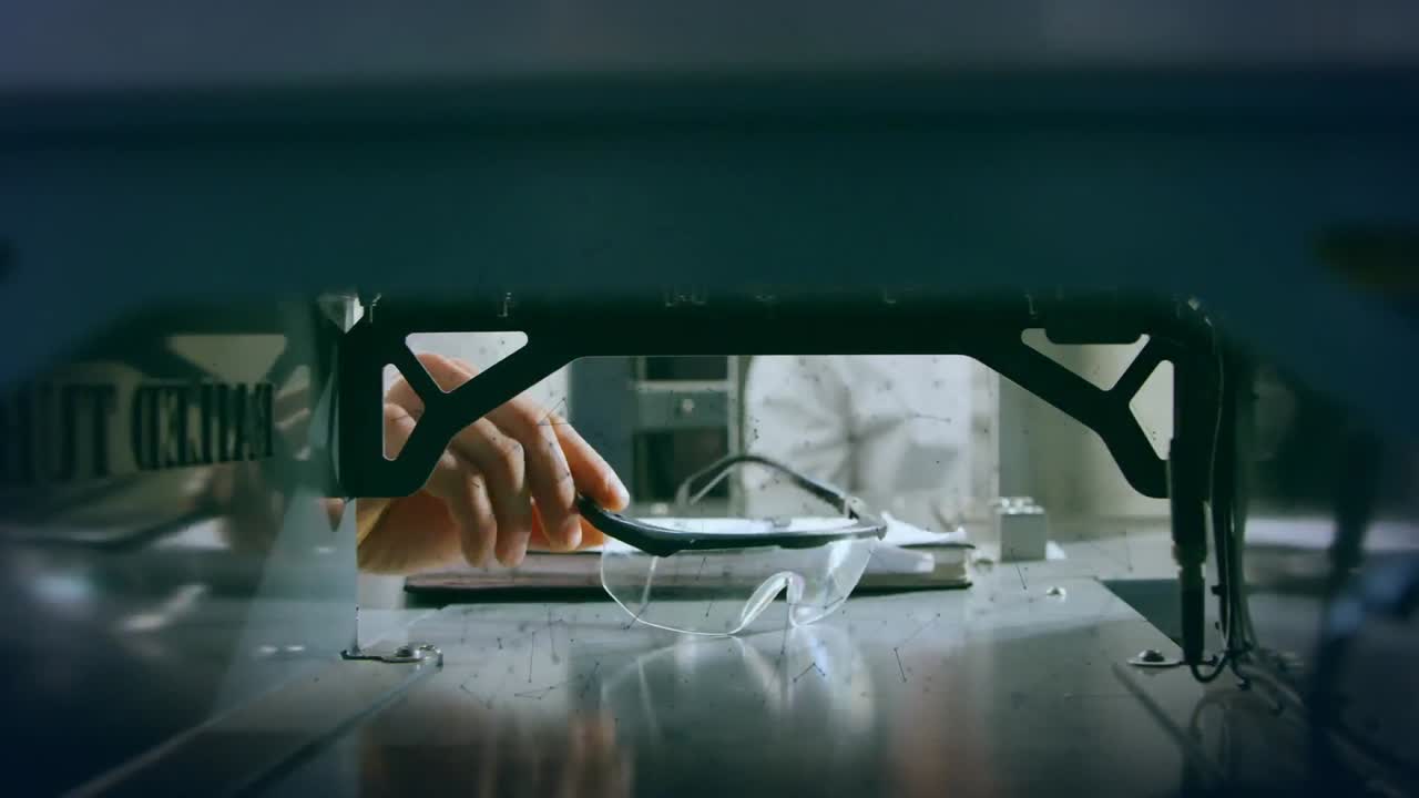 animación de redes verdes de conexiones sobre un científico masculino con gafas