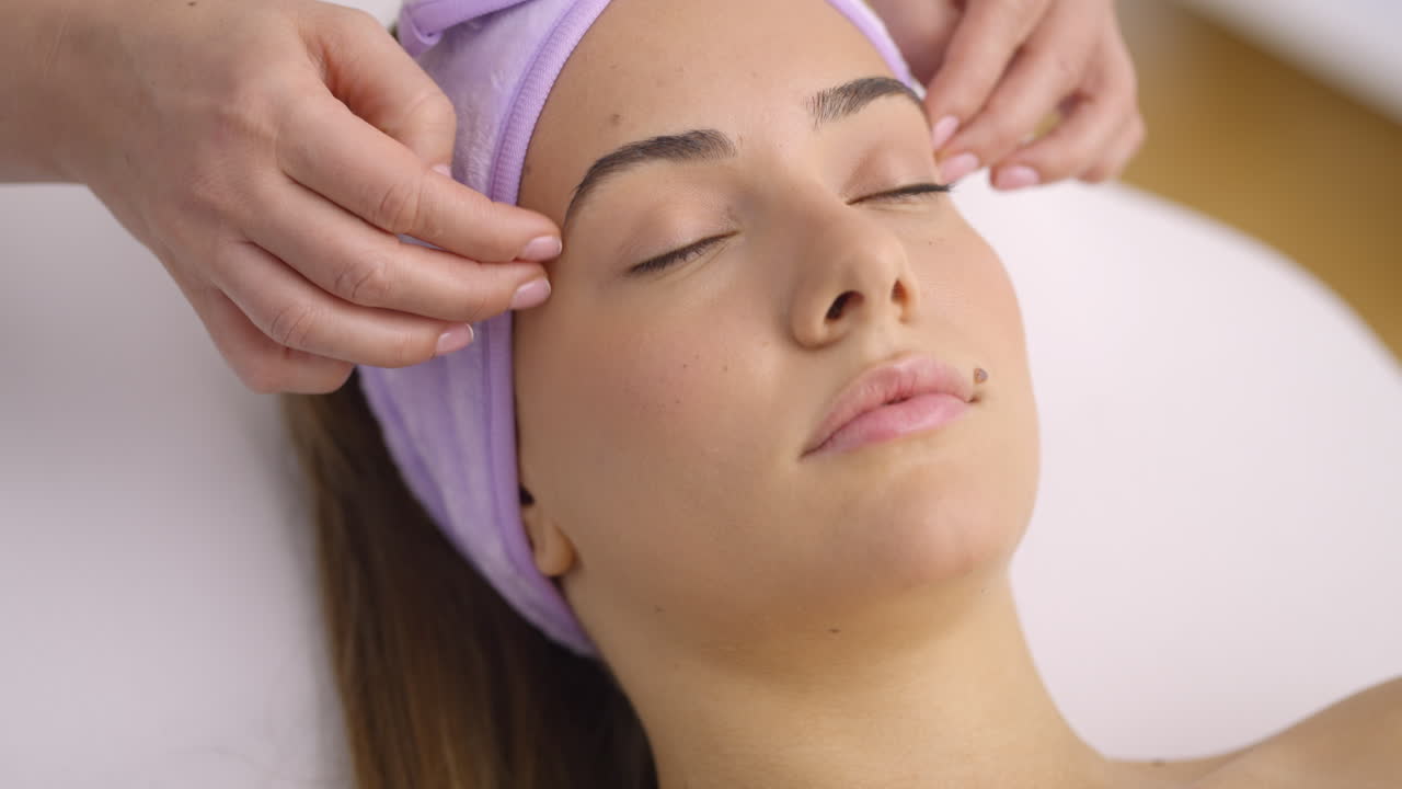 mujer recibiendo masaje facial