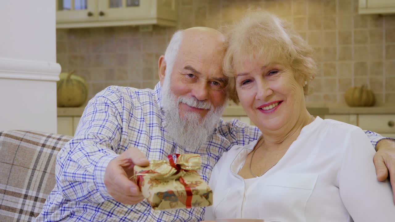 크리스마스 선물 을 받은 행복 한 노인 부부