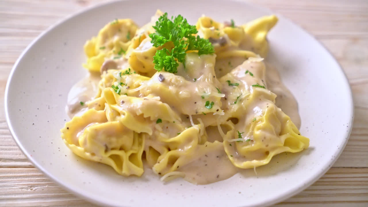 버섯 크림 소스와 치즈를 곁들인 토르텔리니 파스타 - 이탈리아 음식 스타일
