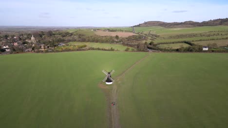 Punto-De-Referencia-Escénico-Del-Molino-De-Viento-Pitstone-En-Inglaterra,-Reino-Unido---Vista-Aérea-De-Drones