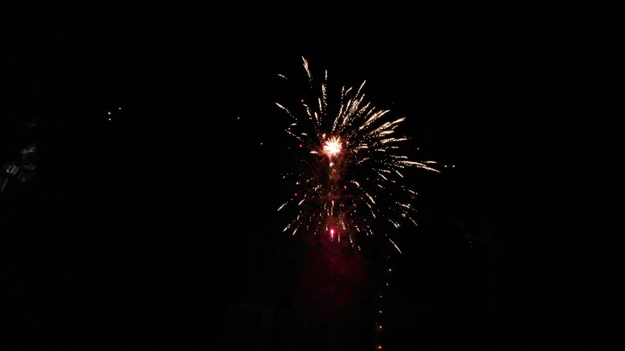 Spettacolo di fuochi d'artificio con molti loop colorati