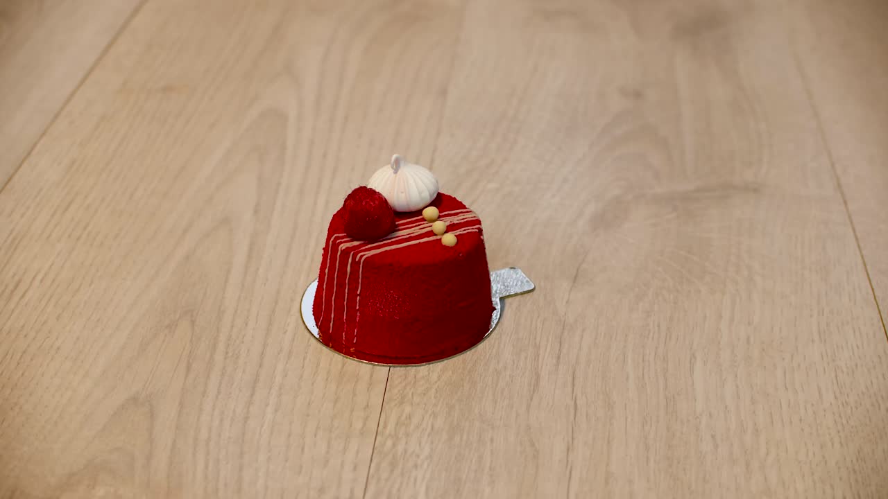 cámara lenta de delicioso mini pastel de terciopelo rojo con frambuesa y maringa girando