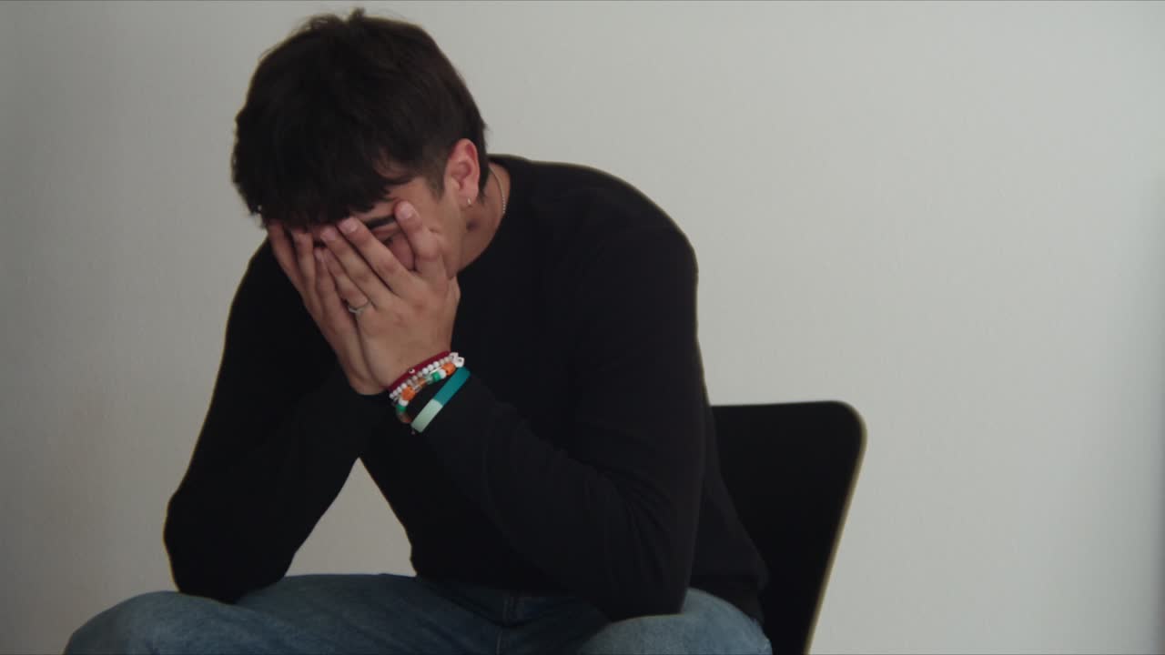 잃어버린 젊은 수은 어려운 시기에 좌절하고 실망합니다.