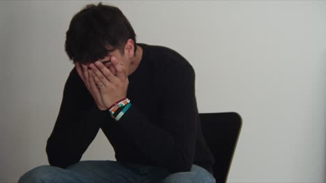 잃어버린 젊은 수은 어려운 시기에 좌절하고 실망합니다.