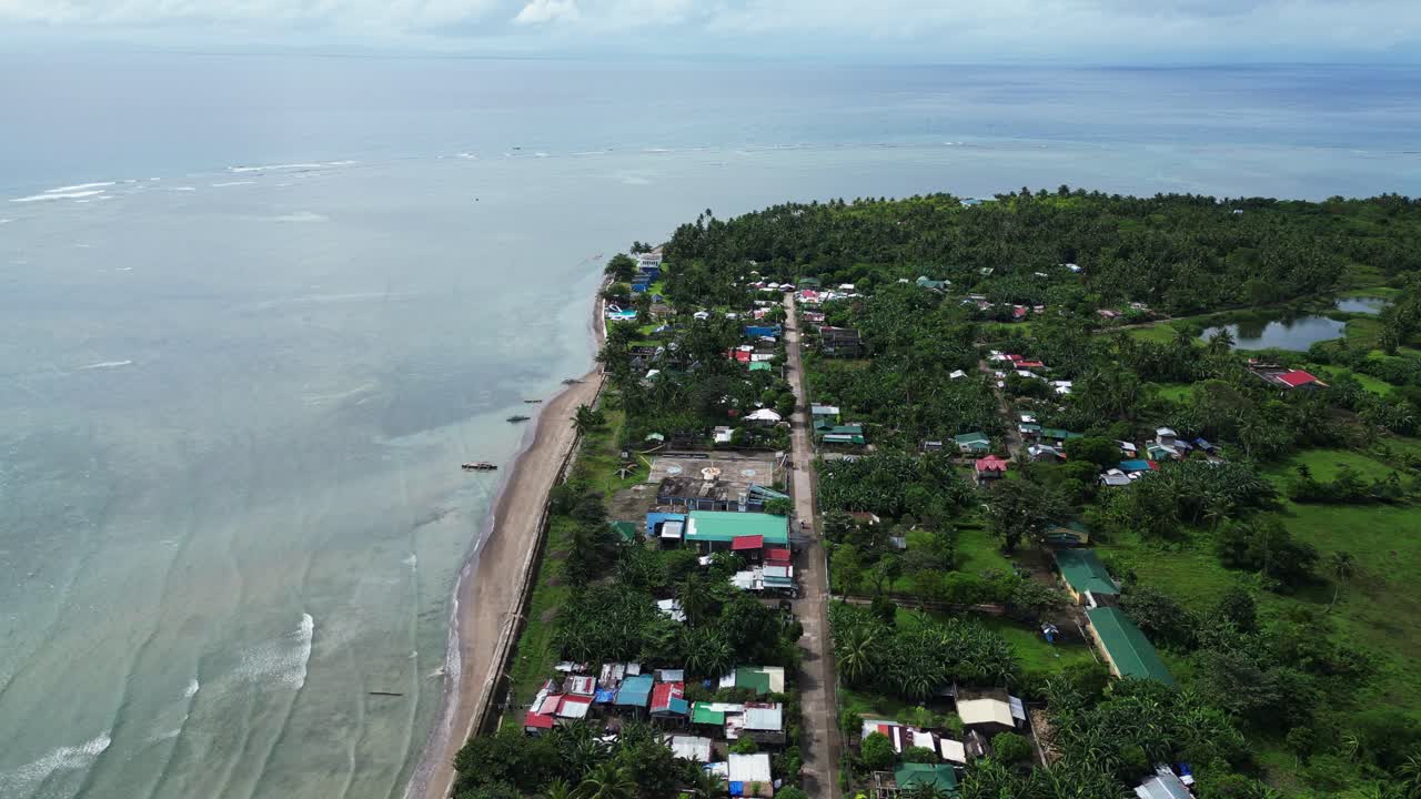 필리핀 카탄두아네스 제도의 산안드레스 주 아고호 (agoho) 의 해안 도시