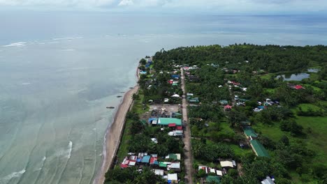 ciudad frente al mar en agoho, san andrés en las islas catanduanes, filipinas