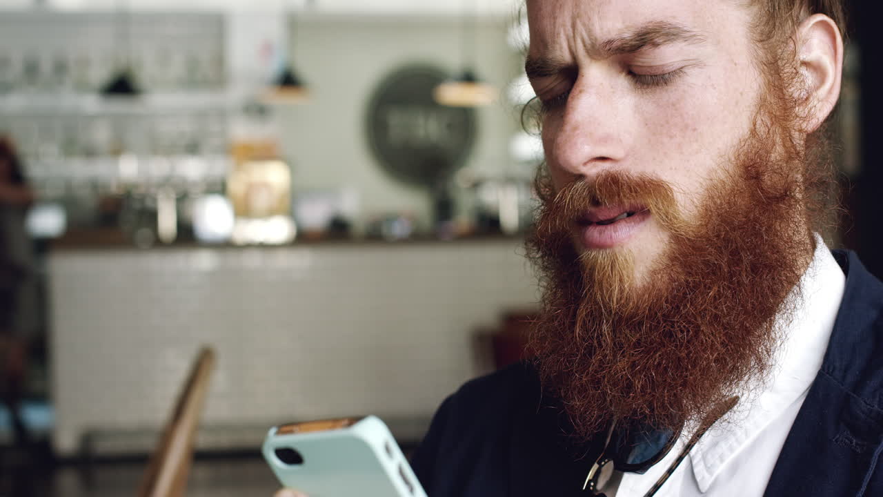 Uomo infelice e in bancarotta che soffre di stress depressivo.