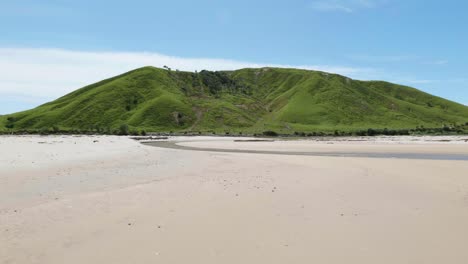 Genießen-Sie-Die-Atemberaubende-Aussicht-Auf-Einen-Hügel-Am-Ruhigen-Strand,-Wo-Natur-Auf-Ruhe-Trifft