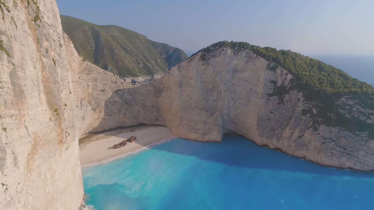 la playa de navagio, la bahía del naufragio, grecia.
