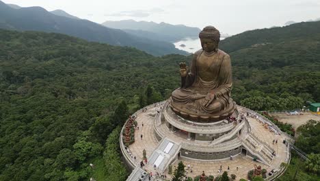 Antena-Alrededor-Del-Buda-Tian-Tan-En-La-Isla-De-Lantau,-Hong-Kong,-China