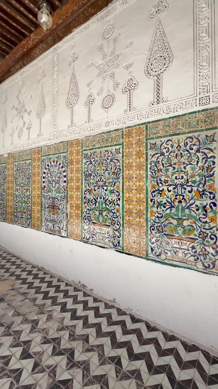 Piastrelle islamiche colorate, geometriche e floreali rivestono una lunga parete interna nella Zawiya di Sidi Sahib, conosciuta anche come Zawiya di Abu al-Balawi o Moschea del Barbiere a Kairouan, Tunisia