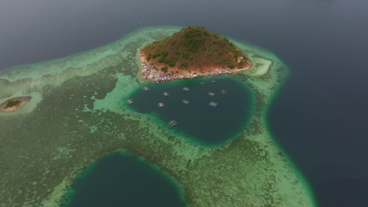 Luftaufnahme von Holzhäusern und Fischerbooten am Ufer, Indonesien