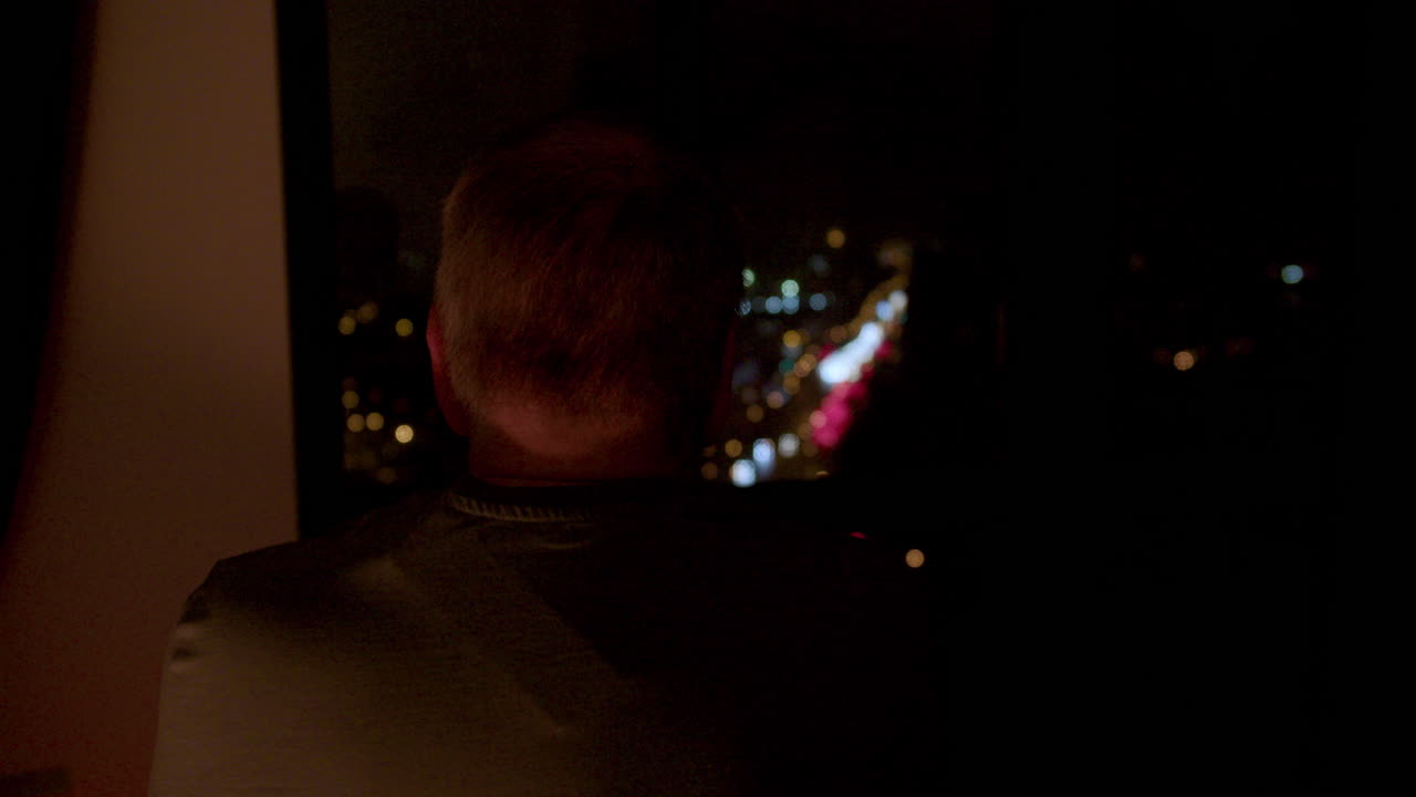 anciano cerca de la ventana