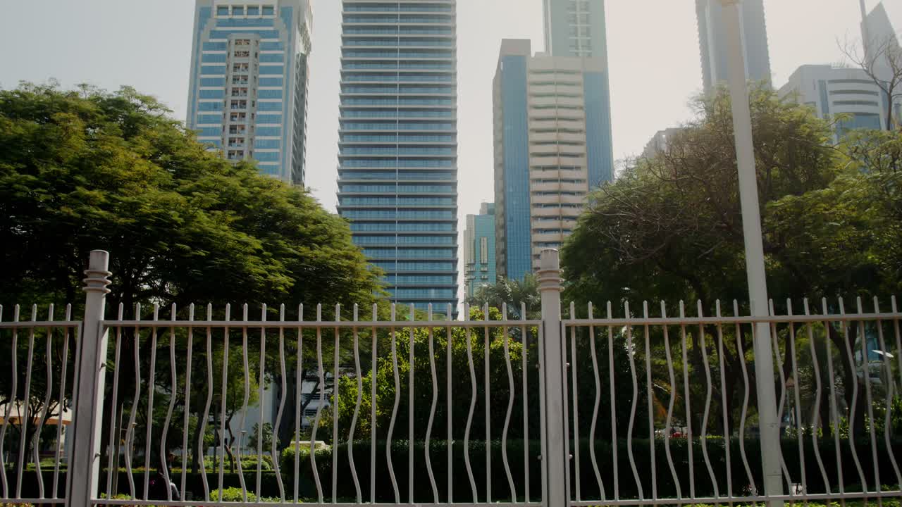 Parque Urbano com Edifícios Altos