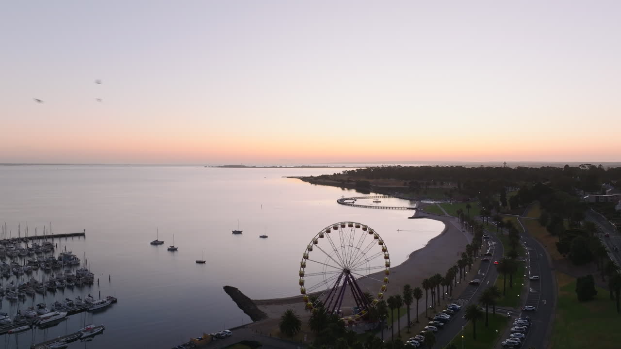 playa aérea del este de geelong, australia al amanecer con la rueda de la ferris
