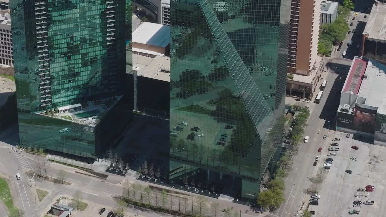 Vista dall'alto del centro di Dallas con edifici e strade visibili