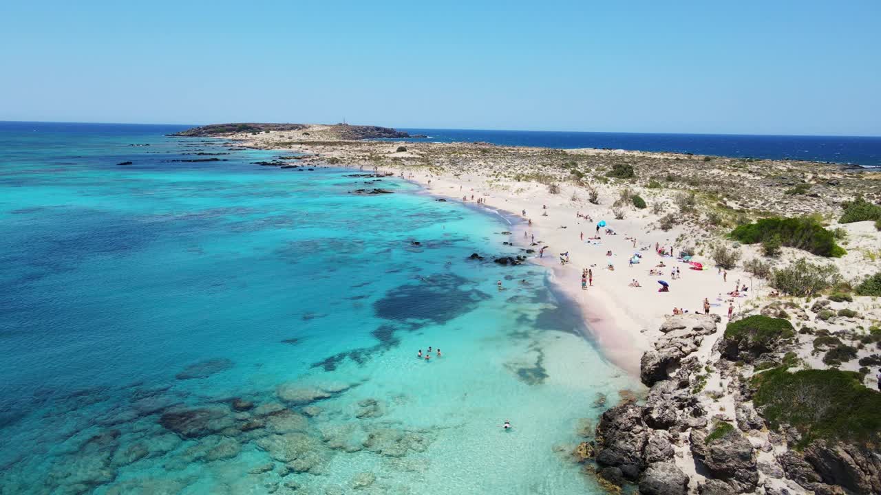 la playa de elafonisi en la isla griega de creta tomada por un dron