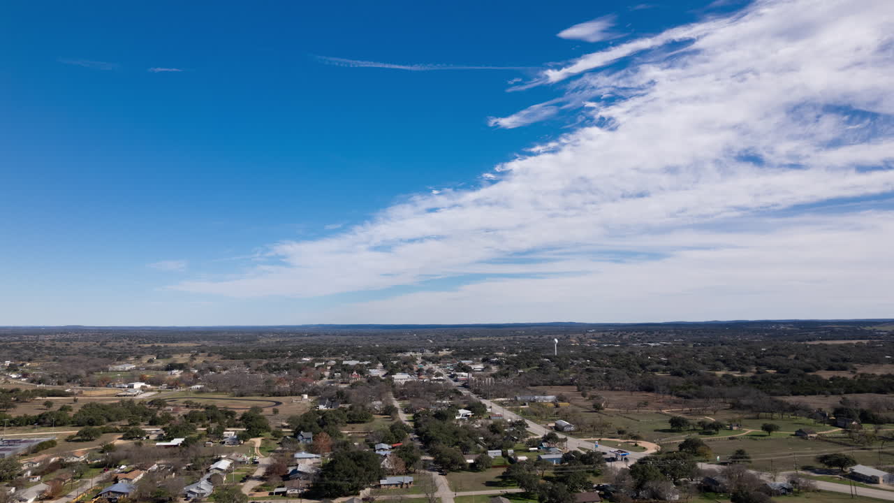 johnson city, texas drones aéreos lapso de tiempo de las nubes y el tráfico