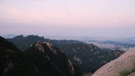 Schöne-Weite-Landschaftsaufnahme-Der-Stadt-Seoul,-Umgeben-Von-Bergen-In-Der-Natur