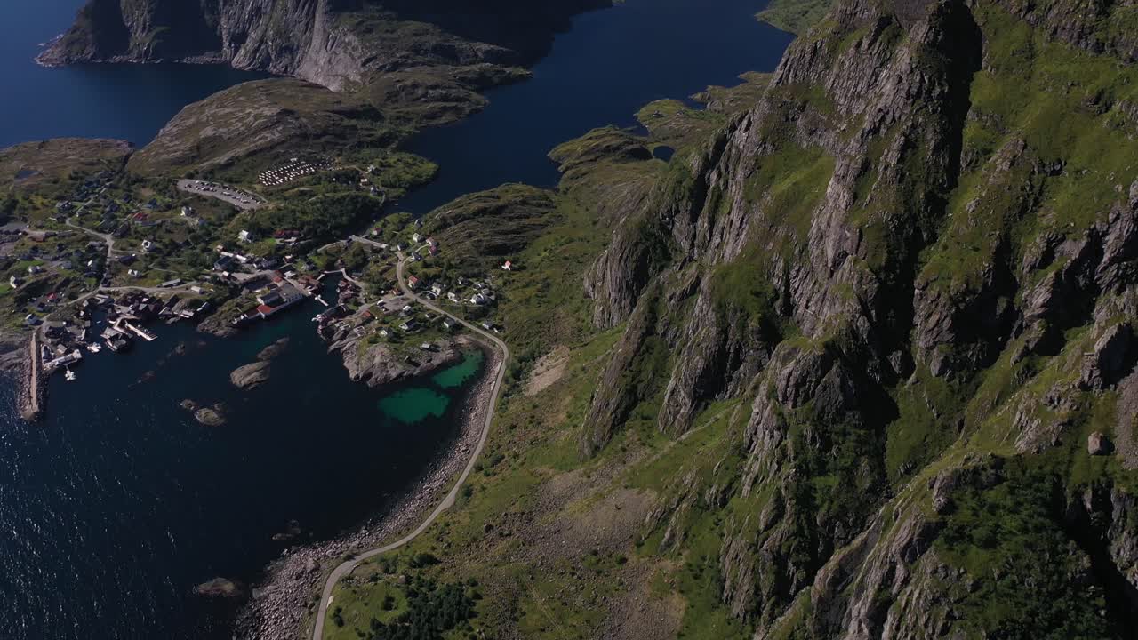 pueblo pesquero noruego ubicado entre montañas, lagos y océanos en las islas lofoten