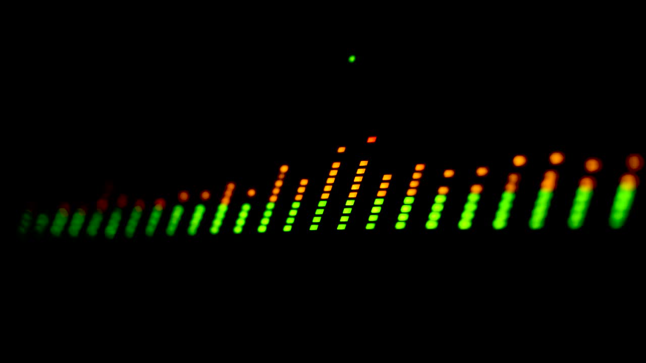 misuratori di livello su console di mixaggio audio professionale durante la riproduzione o la registrazione, da vicino