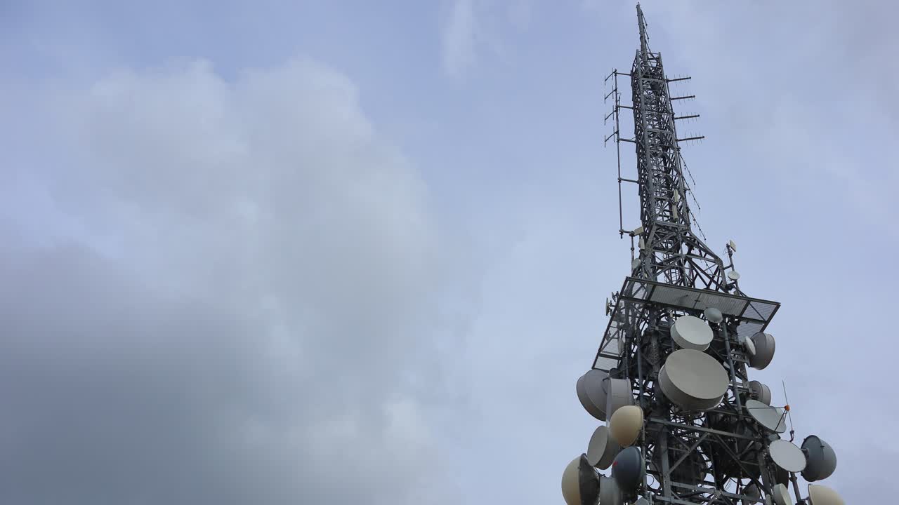 gran torre de antena de telecomunicaciones con repetidor en un día nublado, lapso de tiempo de 4k