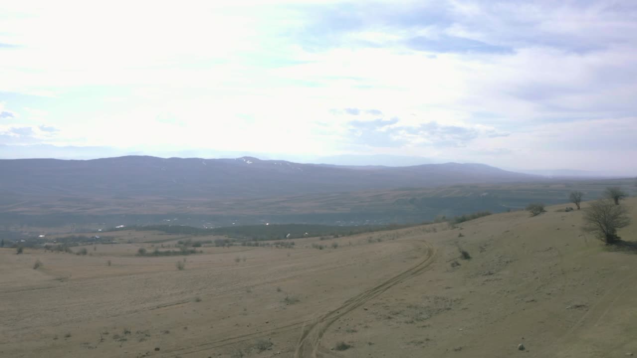 hombre de pie sobre las ruinas y mirando a su alrededor
