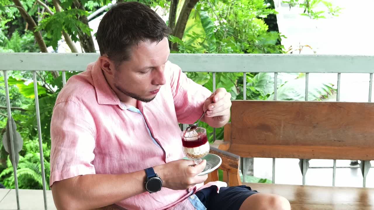 hombre disfrutando de un postre al aire libre
