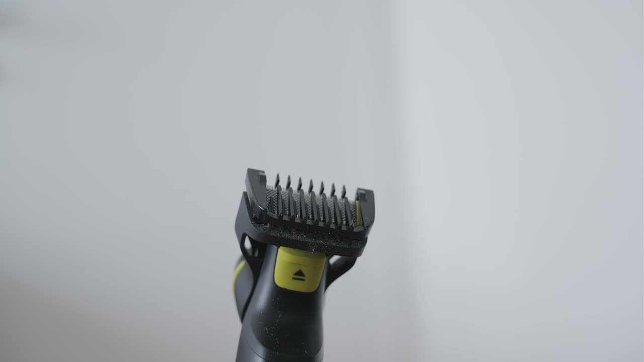 Trillende elektrische baardtrimmer met haarresten