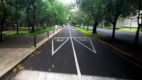 Toma-De-Una-Calle-Vacía-Durante-Un-Día-Lluvioso-En-La-Ciudad-De-México