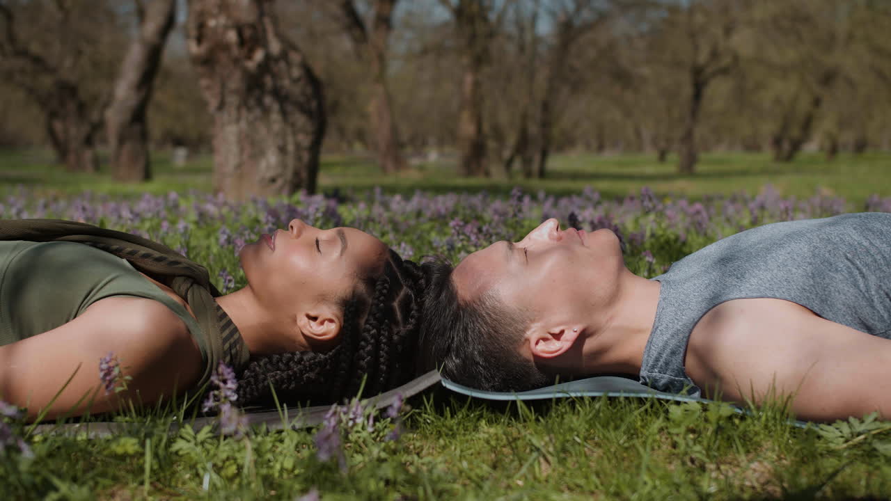 요가 매트에서 휴식을 취하는 사람들