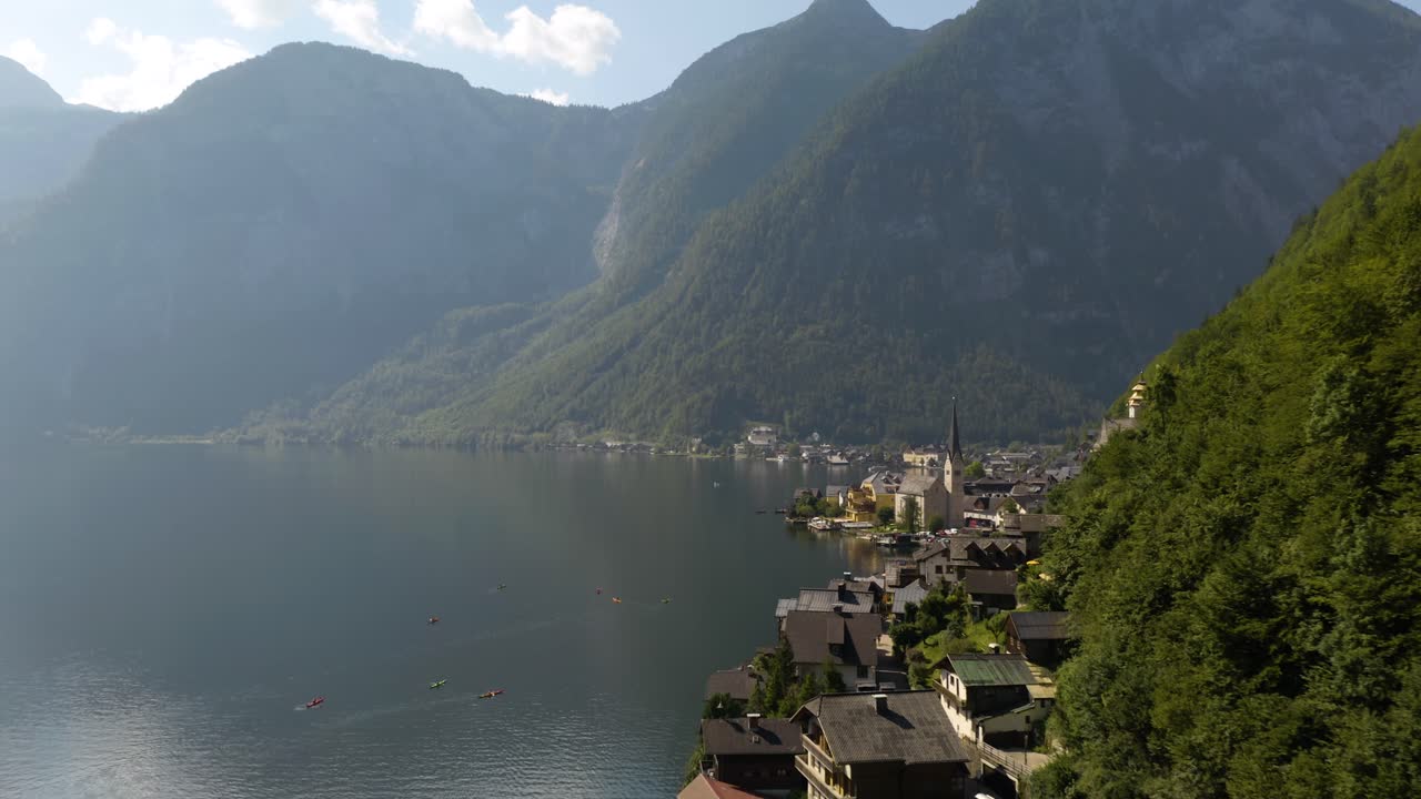 오스트리아 할슈타트의 공중 설정 샷 - 아름다운 여름날 유럽 알프스의 동화 마을