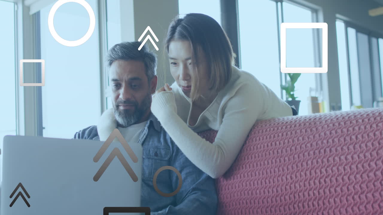 animación de flechas y formas sobre diversas mujeres acurrucando a hombres mientras planean vacaciones en la computadora portátil