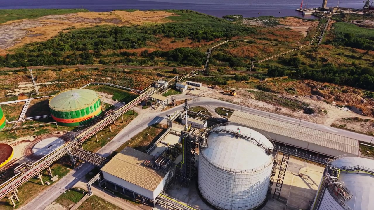 Sitio industrial con tanques de almacenamiento de gas en una amplia zona de instalaciones