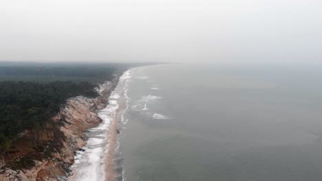 toma aérea de la playa de arena en ustka en invierno