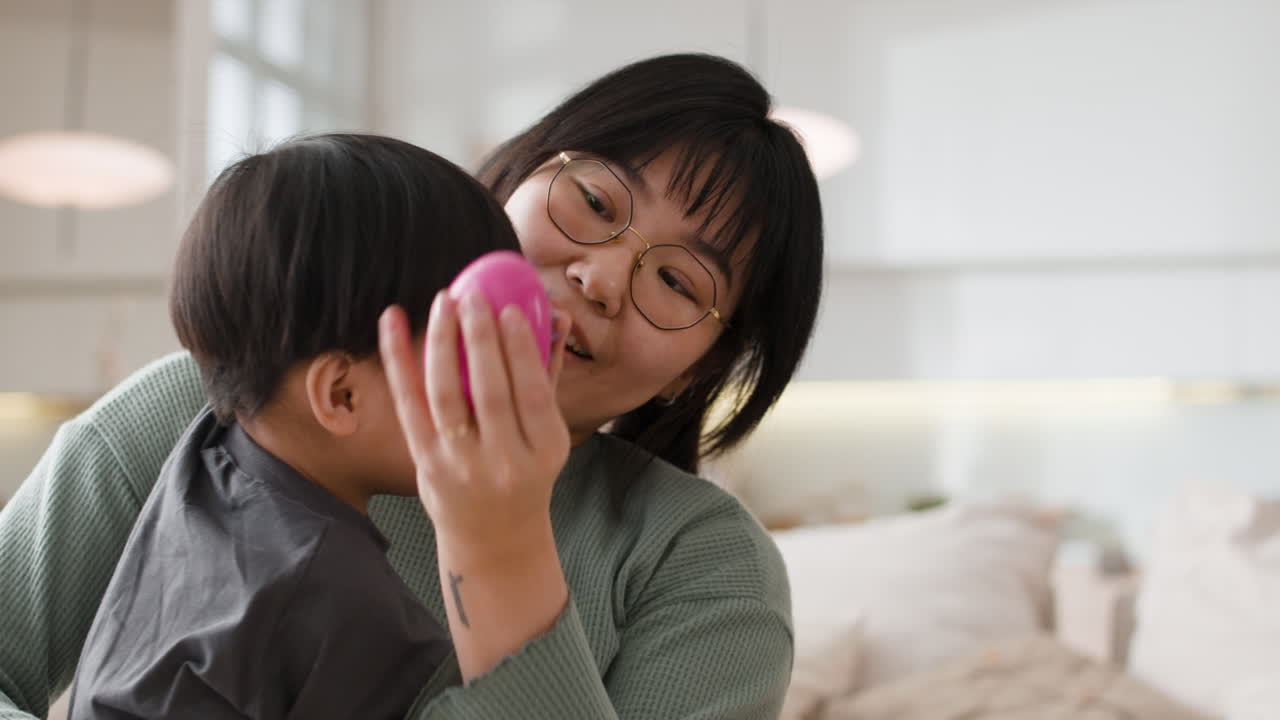 엄마와 아이가 놀고 있다