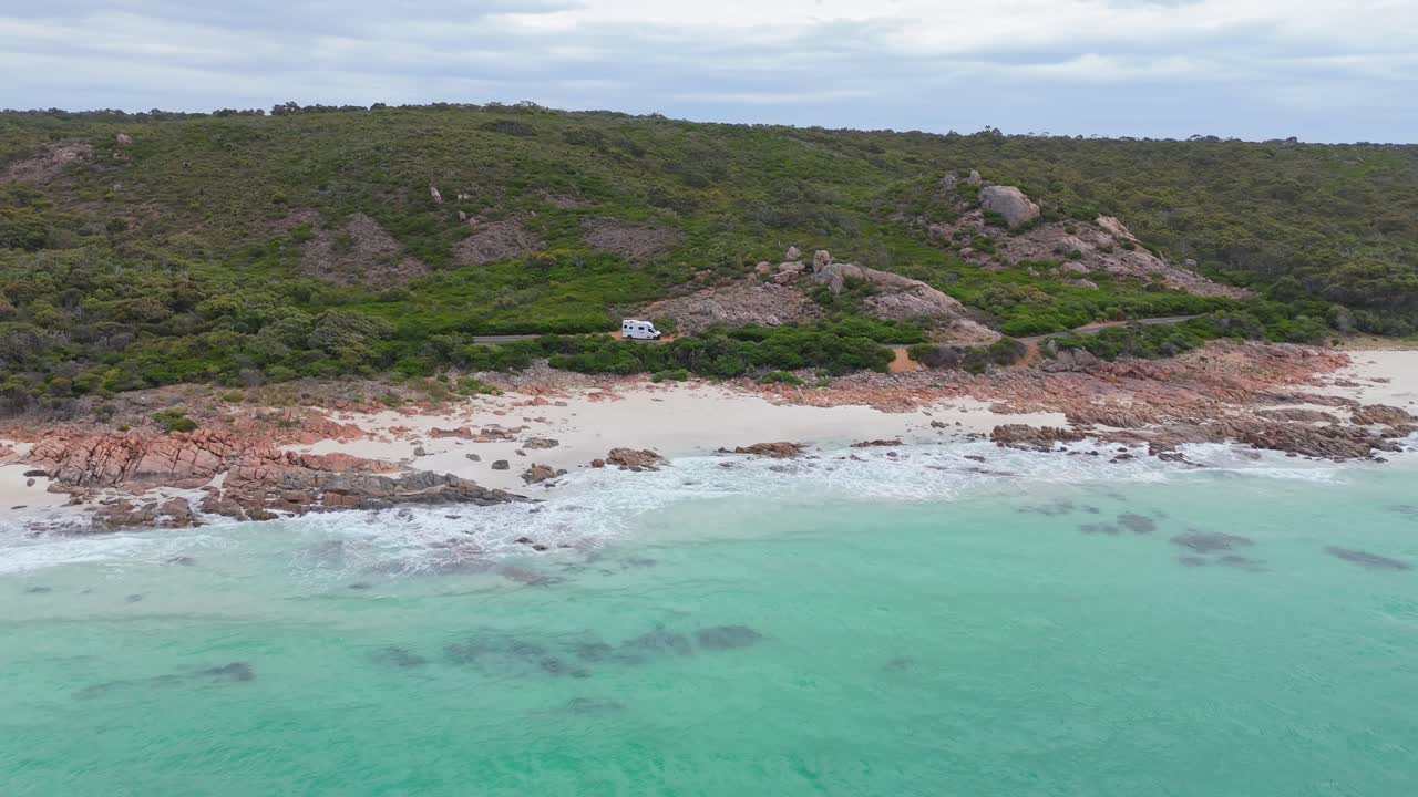 오션 주차장에 주차된 오토바이에서 돌아오는 드론
