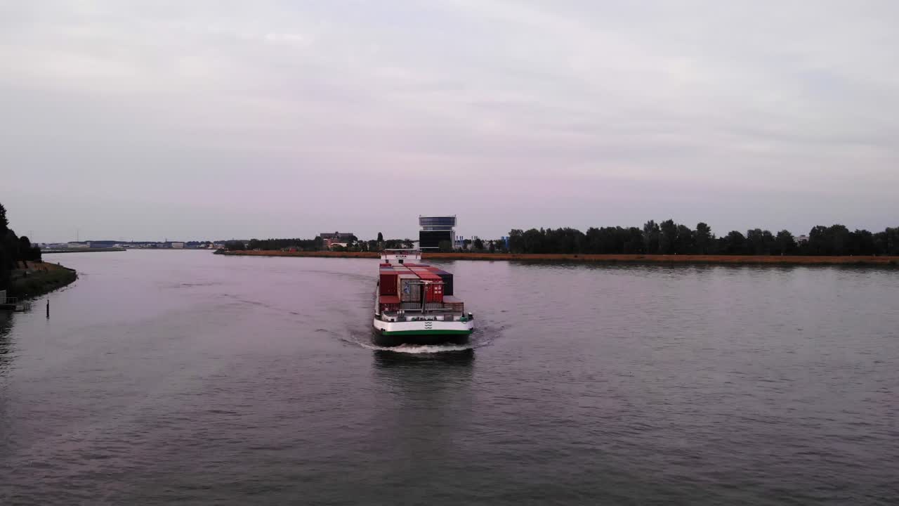 toma frontal del buque cargado alfa verde, navegando hacia el puerto de dordrecht, provincia de holanda del sur