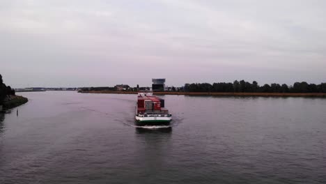 Toma-Frontal-Del-Buque-Cargado-Alfa-Verde,-Navegando-Hacia-El-Puerto-De-Dordrecht,-Provincia-De-Holanda-Del-Sur