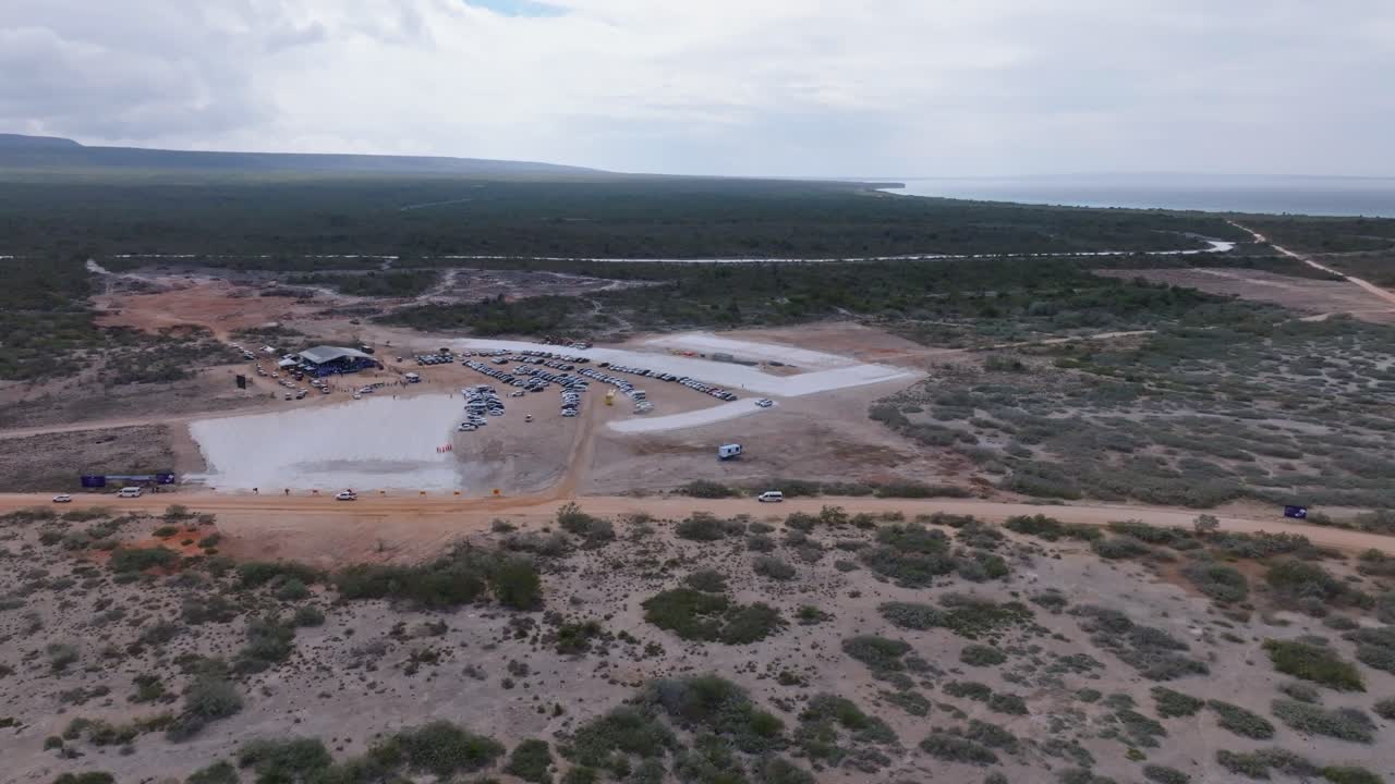 toma de drones que muestra el área de construcción de pedernales durante el día soleado - el presidente abinader construye hoteles iberostar y hyatt para el futuro