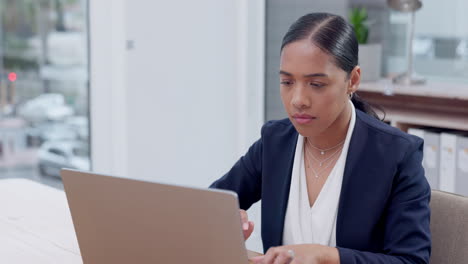 Mujer-De-Negocios,-Computadora-Portátil-Y-Escribir-Correo-Electrónico